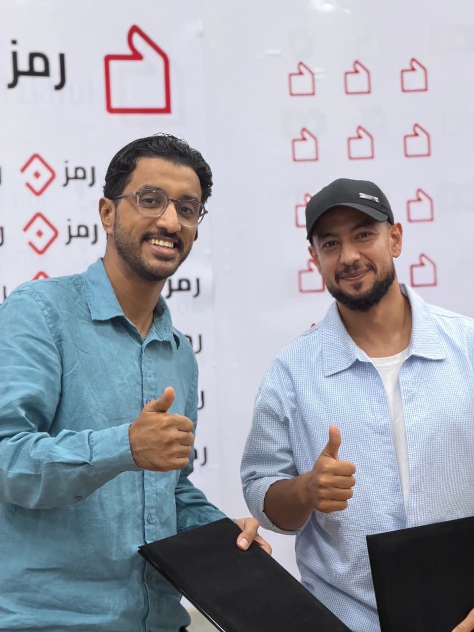 لقطة من توقيع رمز مع دن